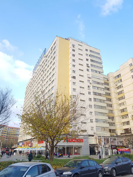 Obor, langa metrou deasupra magazinului Obor